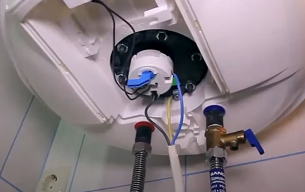 Электрическое подключение и подводка подачи воды бойлера под защитной крышкой