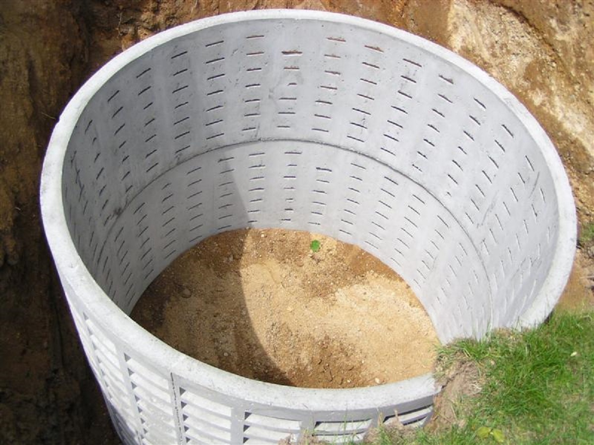 Дренажная сливная яма для бани, построенная из перфорированных бетонных колец